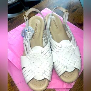 Softspots Women's White Sandals 9.5 w summer slip on classy comfortable cushion